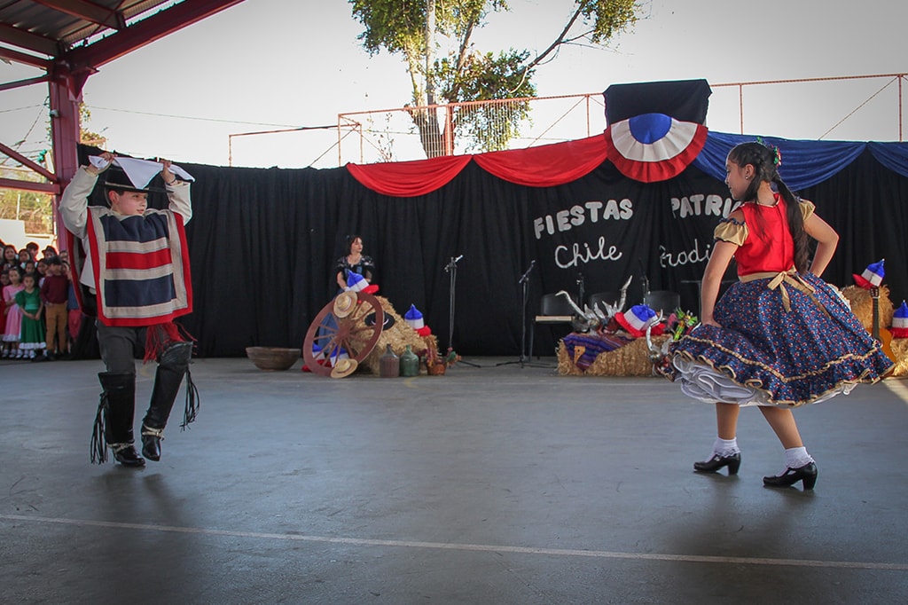 Con Bailes, tradición, historia y comidas típicas nuestros colegios ...
